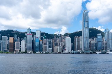 Tsim Sha Tsui, Hong Kong, 3 Temmuz 2024: Hong Kong rıhtım sahasında turistler