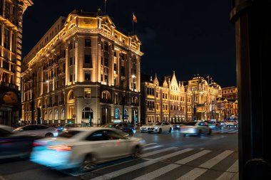 Şangay, Çin, Haziran 04, 2024: Şangay 'ın gece manzarası. Bund, Şangay 'ın en ikonik manzarası ve ünlü bir turizm merkezi.