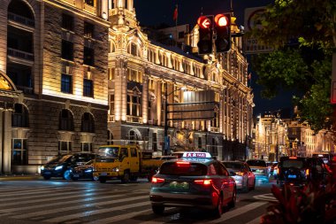 Şangay, Çin, Haziran 04, 2024: Şangay 'ın gece manzarası. Bund, Şangay 'ın en ikonik manzarası ve ünlü bir turizm merkezi.