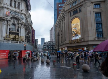 Şangay, Çin, 5 Haziran 2024: Şangay 'ın ünlü alışveriş bölgesi olan Nanjing caddesinde yürüyen turist kalabalığı; 