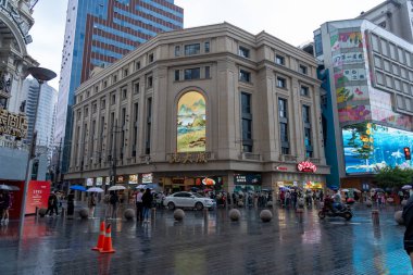 Şangay, Çin, 5 Haziran 2024: Şangay 'ın ünlü alışveriş bölgesi olan Nanjing caddesinde yürüyen turist kalabalığı; 