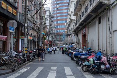 Şangay, Çin, 5 Haziran 2024: Şangay 'ın ünlü alışveriş bölgesi olan Nanjing caddesinde yürüyen turist kalabalığı; 