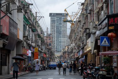 Şangay, Çin, 5 Haziran 2024: Şangay 'ın ünlü alışveriş bölgesi olan Nanjing caddesinde yürüyen turist kalabalığı; 