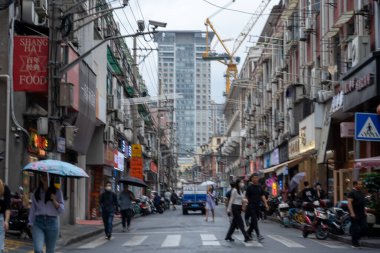 Şangay, Çin, 5 Haziran 2024: Şangay 'ın ünlü alışveriş bölgesi olan Nanjing caddesinde yürüyen turist kalabalığı; 