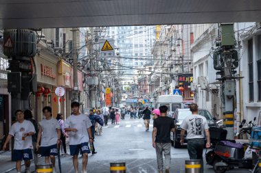 Şangay, Çin, 5 Haziran 2024: Şangay 'ın ünlü alışveriş bölgesi olan Nanjing caddesinde yürüyen turist kalabalığı; 