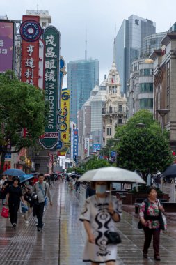 Şangay, Çin, 5 Haziran 2024: Şangay 'ın ünlü alışveriş bölgesi olan Nanjing caddesinde yürüyen turist kalabalığı; 