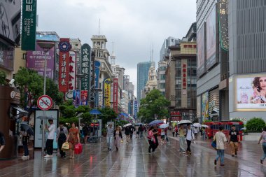 Şangay, Çin, 5 Haziran 2024: Şangay 'ın ünlü alışveriş bölgesi olan Nanjing caddesinde yürüyen turist kalabalığı; 