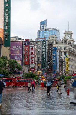 Şangay, Çin, 5 Haziran 2024: Şangay 'ın ünlü alışveriş bölgesi olan Nanjing caddesinde yürüyen turist kalabalığı; 