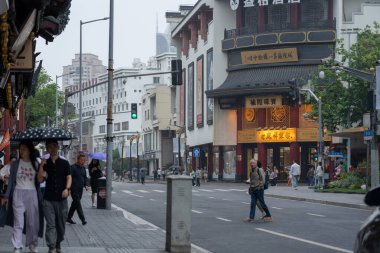 Şangay, Haziran 06, 2024: Şangay 'daki Yuyuan Çarşısı' na turist ziyareti. Bu Şangay 'ın en ünlü ticari caddesinin coşkulu enerjisi, geleneksel ve lüks alışveriş olanaklarıyla çevrili bir yaya alışveriş merkezi