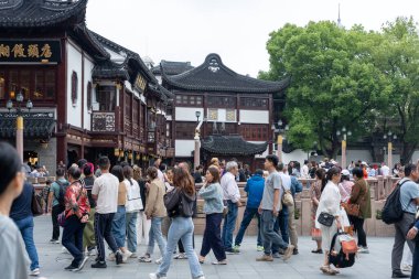 Şangay, Haziran 06, 2024: Şangay 'daki Yuyuan Çarşısı' na turist ziyareti. Bu Şangay 'ın en ünlü ticari caddesinin coşkulu enerjisi, geleneksel ve lüks alışveriş olanaklarıyla çevrili bir yaya alışveriş merkezi