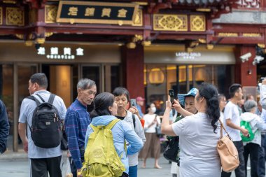 Şangay, Haziran 06, 2024: Şangay 'daki Yuyuan Çarşısı' na turist ziyareti. Bu Şangay 'ın en ünlü ticari caddesinin coşkulu enerjisi, geleneksel ve lüks alışveriş olanaklarıyla çevrili bir yaya alışveriş merkezi
