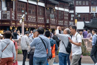 Şangay, Haziran 06, 2024: Şangay 'daki Yuyuan Çarşısı' na turist ziyareti. Bu Şangay 'ın en ünlü ticari caddesinin coşkulu enerjisi, geleneksel ve lüks alışveriş olanaklarıyla çevrili bir yaya alışveriş merkezi