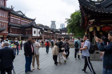 Şangay, Haziran 06, 2024: Şangay 'daki Yuyuan Çarşısı' na turist ziyareti. Bu Şangay 'ın en ünlü ticari caddesinin coşkulu enerjisi, geleneksel ve lüks alışveriş olanaklarıyla çevrili bir yaya alışveriş merkezi