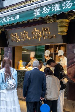 Şangay, Haziran 06, 2024: Şangay 'daki Yuyuan Çarşısı' na turist ziyareti. Bu Şangay 'ın en ünlü ticari caddesinin coşkulu enerjisi, geleneksel ve lüks alışveriş olanaklarıyla çevrili bir yaya alışveriş merkezi