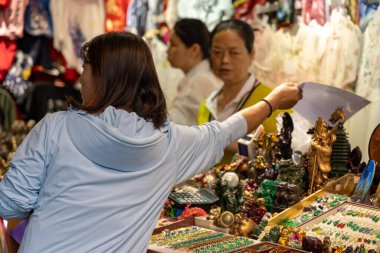 Şangay, Haziran 06, 2024: Şangay 'daki Yuyuan Çarşısı' na turist ziyareti. Bu Şangay 'ın en ünlü ticari caddesinin coşkulu enerjisi, geleneksel ve lüks alışveriş olanaklarıyla çevrili bir yaya alışveriş merkezi