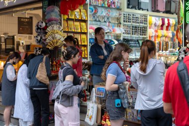 Şangay, Haziran 06, 2024: Şangay 'daki Yuyuan Çarşısı' na turist ziyareti. Bu Şangay 'ın en ünlü ticari caddesinin coşkulu enerjisi, geleneksel ve lüks alışveriş olanaklarıyla çevrili bir yaya alışveriş merkezi