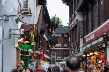 Şangay, Haziran 06, 2024: Şangay 'daki Yuyuan Çarşısı' na turist ziyareti. Bu Şangay 'ın en ünlü ticari caddesinin coşkulu enerjisi, geleneksel ve lüks alışveriş olanaklarıyla çevrili bir yaya alışveriş merkezi