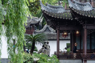 Şangay, Çin - Haziran 06, 2024: Yu Garden Şangay, Çin 'de, geleneksel mimari, karmaşık detaylar ve verimli yeşillik ile.