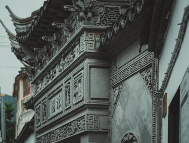 Şangay, Çin - Haziran 06, 2024: Karmaşık oymalar gri bir taş kemer yolunu süslüyor, Şangay 'daki Yu Garden' ın geleneksel mimarisine bir bakış..