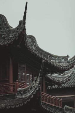 Yu Garden, Şangay 'daki geleneksel Çin binasının karmaşık çatı çizgisine yakın çekim..