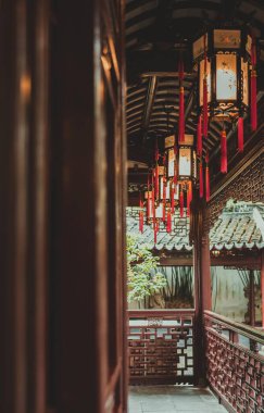 Çin 'in Şangay kentindeki Yu Garden' ın karmaşık mimarisine şöyle bir göz atalım. Ahşap kafes, geleneksel fenerler ve ötesindeki yeşilliğe bir göz atalım..