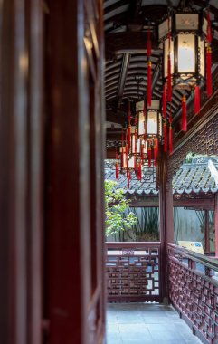 Şangay, Çin - Haziran 06, 2024: Şangay, Çin 'deki Yu Garden' da bir koridorun aşağısındaki manzara. Koridor geleneksel Çin fenerleri ve karmaşık oymalarla süslenmiş..