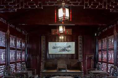 Şangay, Çin - Haziran 06, 2024: Yu Garden of Shanghai, Çin 'de karmaşık ahşap detayları ve pencereleri olan geleneksel bir Çin odası.