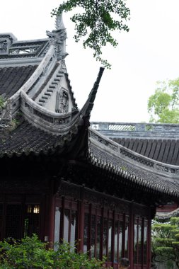 Şangay, Çin - Haziran 06, 2024: Yu Garden, Şangay, Çin 'de karmaşık ayrıntılara ve geleneksel mimariye bir bakış. İkonik eğimli çatı çizgileri ve süslü oymalar göz kamaştırıcı bir sahne yaratıyor..