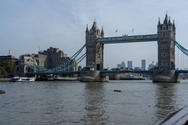 Londra, İngiltere - 09 Ekim 2023: Londra, İngiltere 'deki ikonik Tower Bridge, şehrin ufuk çizgisine karşı dimdik ayakta duruyor.