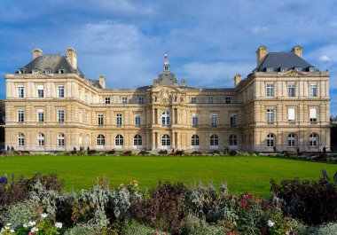 Paris, Fransa - 18 Ekim 2023: Paris, Fransa 'da manikürlü çimleri ve çiçek tarlaları olan büyük bir bina.