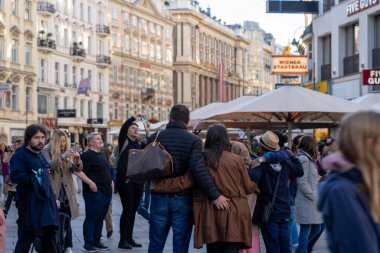Wien, Avusturya - 28 Ekim 2023: Turistler Viyana, Avusturya 'da bir sokakta toplanarak şehrin atmosferinin tadını çıkarıyorlar.