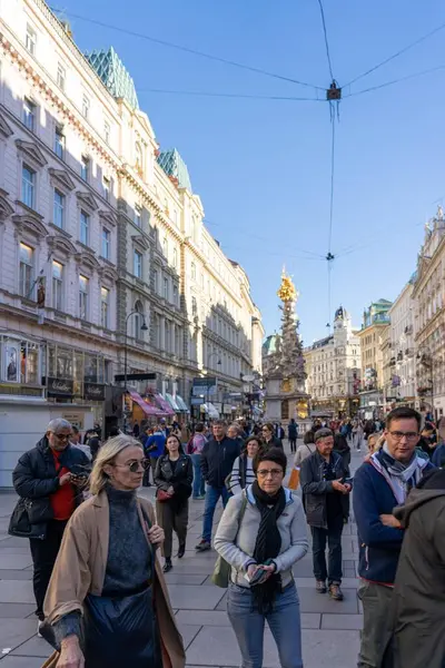 Wien, Avusturya - 28 Ekim 2023: Viyana, Avusturya 'da yayalar ve klasik Avrupa mimarisi ile dolu hareketli bir cadde.