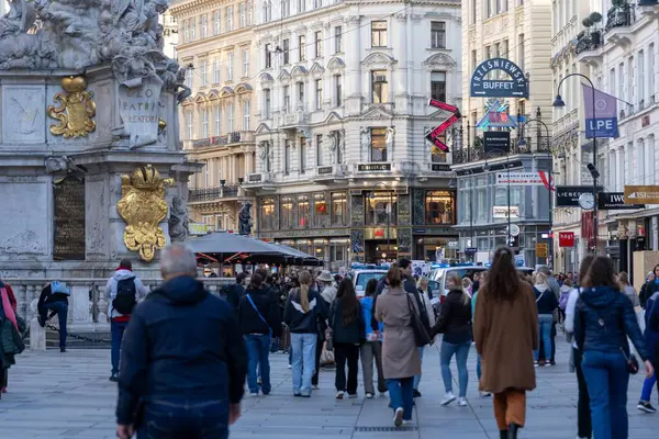 Wien, Avusturya - 28 Ekim 2023: Viyana, Avusturya 'da yayaların süslü binaların önünden geçtiği hareketli bir cadde.