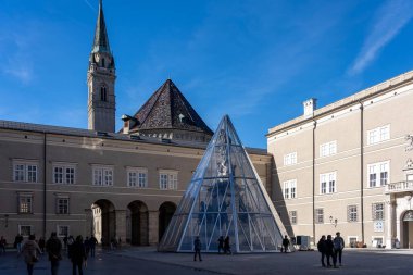 Salzburg, Avusturya - 01 Kasım 2023: Salzburg, Avusturya 'da tarihi bir binanın önünde cam bir piramit duruyor.
