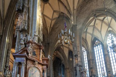 Wien, Avusturya - 28 Ekim 2023: Avusturya 'nın Viyana katedralindeki karmaşık taş işçiliği ve boyalı cam pencereler.