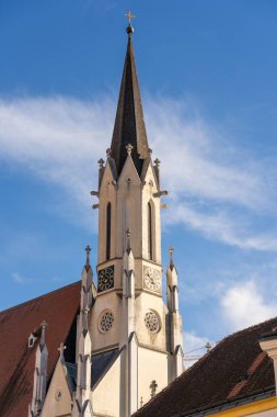 Melk, Avusturya - 25 Ekim 2023: Avusturya 'nın Melk kentinde iki saatli bir kilise kulesi.