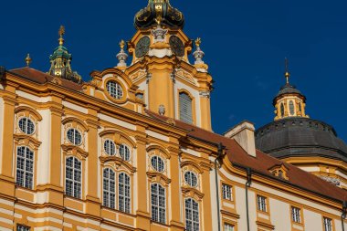 Melk, Avusturya - 25 Ekim 2023: Melk, Avusturya 'da karmaşık ayrıntılara sahip sarı ve beyaz bina.