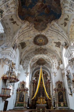 Almanya - 06 Kasım 2023: Almanya 'da süslü altın ve beyaz detaylarla donatılmış bir kilise, boyanmış bir tavan ve altın bir sunak.