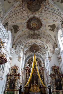 Almanya - 06 Kasım 2023: Süslü ayrıntılar ve boyanmış tavanlarla dolu bir Alman kilisesi. Altın aksanlar karmaşık oymaları süslüyor..