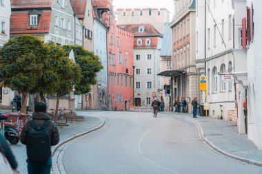 Regensburg, Almanya - 06 Kasım 2023: Regensburg, Almanya 'da renkli binalar ve kaldırımlarla kaplı sakin bir cadde.