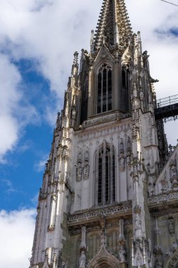 Regensburg, Almanya - 06 Kasım 2023: Regensburg, Almanya 'da yüksek bir kulenin karmaşık taş işçiliği.