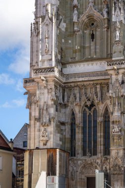 Regensburg, Almanya - 06 Kasım 2023: Almanya 'nın Regensburg kentindeki bir katedralin içini süsleyen süslü taş işçiliği ve karmaşık oymalar.