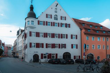 Regensburg, Almanya - 06 Kasım 2023: Regensburg, Almanya 'da tarihi binalar ve kaldırımtaşı caddelerle dolu tuhaf bir cadde.