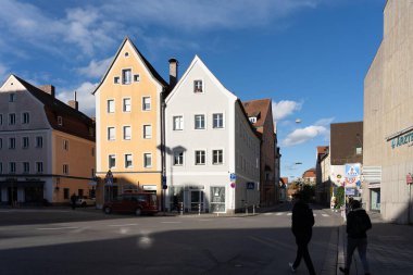 Regensburg, Almanya - 06 Kasım 2023: Renkli binalar ve yayalar ile Almanya 'nın Regensburg kentinde güneşli bir sokak manzarası.