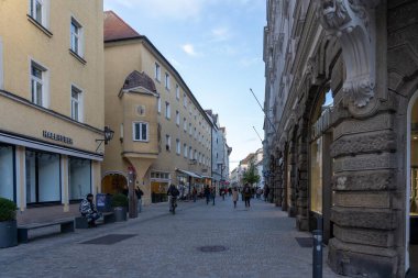 Regensburg, Almanya - 06 Kasım 2023: Regensburg, Almanya 'da tarihi binalarla dolu bir kaldırım taşı caddesi.