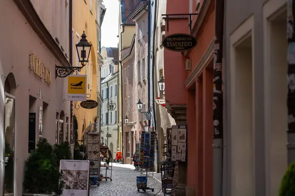 Regensburg, Almanya - 06 Kasım 2023: Regensburg, Almanya 'da renkli binalar ve dükkanlarla dolu dar, kaldırımlı bir cadde.