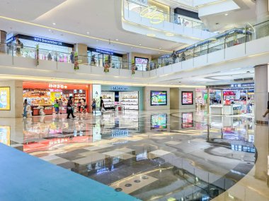 Shenzhen, Çin - 29 Temmuz 2024: Parlak bir zemin, Shenzhen, Çin 'deki modern bir alışveriş merkezinin parlak ışıklarını yansıtıyor.