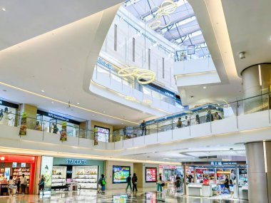 Shenzhen, Çin - 29 Temmuz 2024: Shenzhen, Çin 'de modern bir alışveriş merkezi. Alışveriş merkezi geniş pencereli ve yüksek tavanlı açık ve parlak. Bir sürü dükkan ve restoran var ve insanlar alışveriş yapıp yemek yiyorlar..