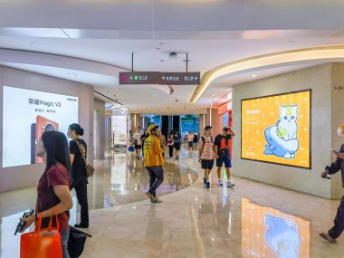 Shenzhen, Çin - 29 Temmuz 2024: İnsanlar modern, aydınlık Shenzhen alışveriş merkezlerinden geçiyor.