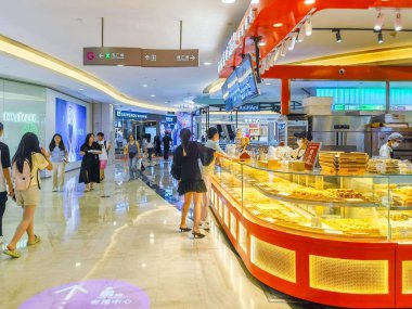 Shenzhen, Çin - 29 Temmuz 2024: Bir Shenzhen alışveriş merkezinde çeşitli hamur işleri sergilenen bir pastane.